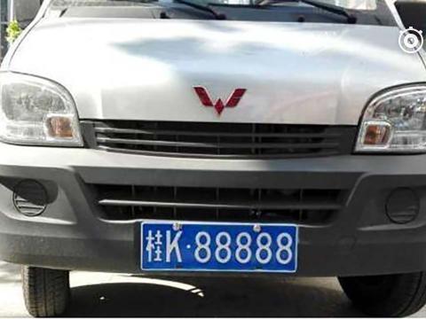 这几辆面包车很普通，但是他们有一个特别牛逼的车牌