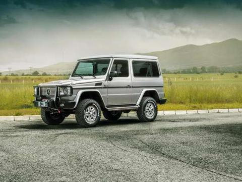 瞧瞧这款车, 既有奔驰的标志又有越野的外形, 太酷了