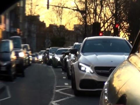 小伙看到一排奔驰跑车很兴奋，自己座驾亮了，网友：终于找到队伍