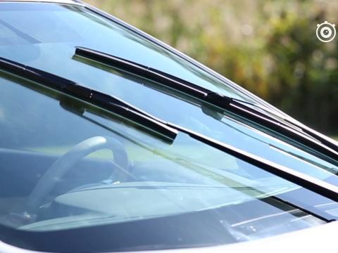 夏雨天开车，为何老司机都会戴眼镜？看完很受用