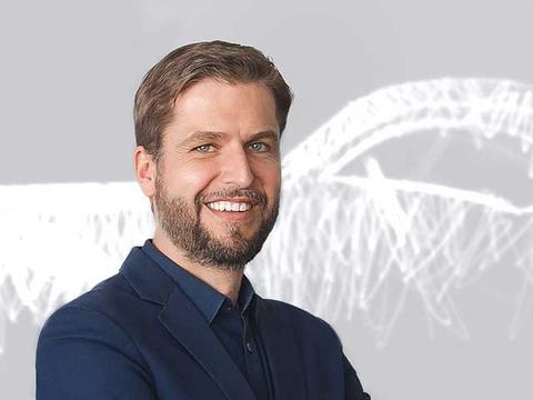 这位平凡的小哥，布加迪出自他手，现被重金挖角，人生胜利组