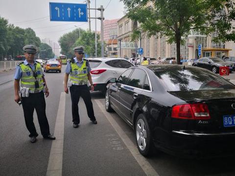 “套自己的车牌”？有钱人的世界真的搞不懂，交警：扣12分罚5千