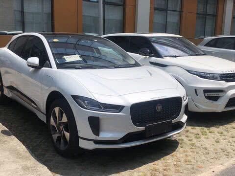 捷豹首款纯电动轿跑SUV亮相街头，优雅气质完胜旁边的路虎极光