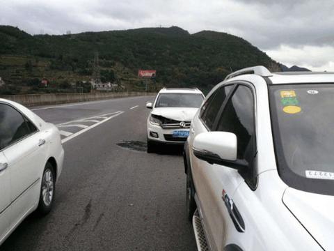 比亚迪唐车主碰到神奇追尾，大众途观车主看到这一幕后当场崩溃。