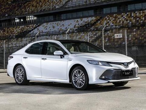 61打算买辆车，一款配置高动力好，一款品牌好品质高，选谁呢？