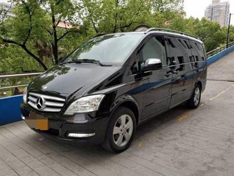 小伙买辆二手车回乡下，被嘲笑大面包，却不知这车能买2辆宝马