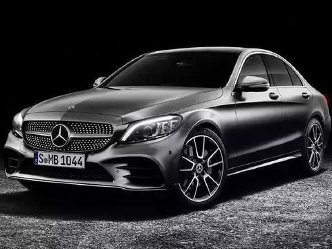 奔驰C迎来新款，AMG套件加持，内饰逼格高，这下奥迪A4L不淡定