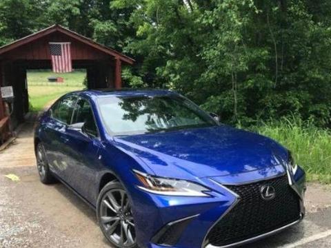 雷克萨斯ES蓝色车身，颜值超高，奥迪A4L表示压力很大