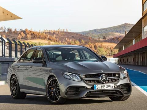 奔驰家族最快的四门性能猛兽，仅3.4秒破百，让超跑都汗颜！