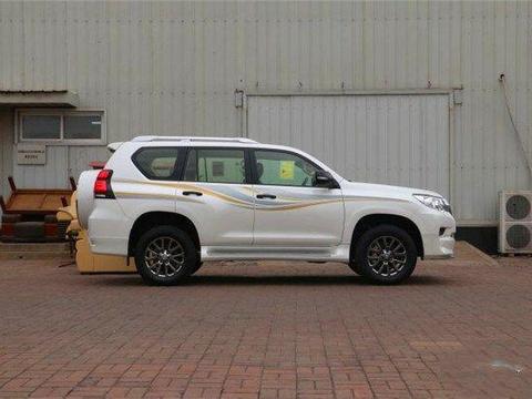 普拉多又增新款车型，9气囊+外挂备胎，一箱油能跑1200公里