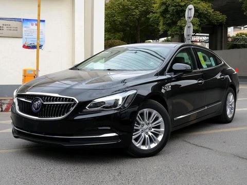 这款B级车，尺寸配置不输A6L，车长5米配9AT！售价仅为A6的一半