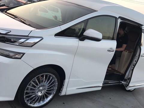 丰田蒙娜丽莎版埃尔法，电动拉门，售价200万也是物超所值