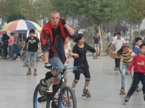 中国人歧视白种人?听完在华美国人的诉说后,才