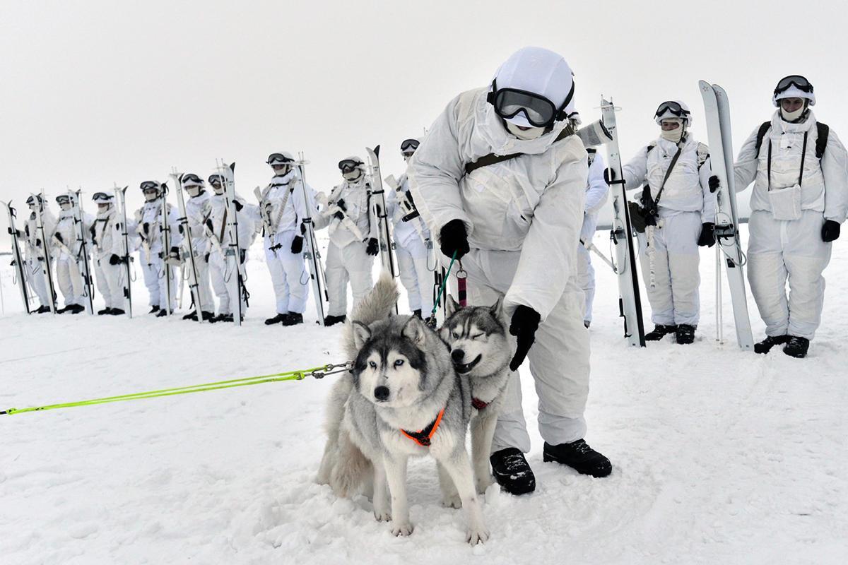 俄这款雪地车速度极快并且人性化 还带座椅加热