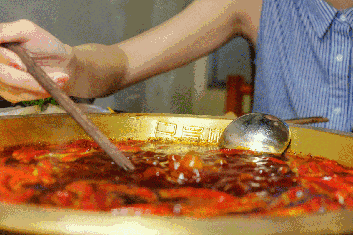 不得不说,这家火锅店炒鸡适合大夏天的「葛优瘫」!