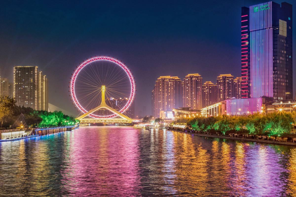 天津之眼功不可没;来到天津旅游的人,几乎都会去观赏天津之眼的夜景