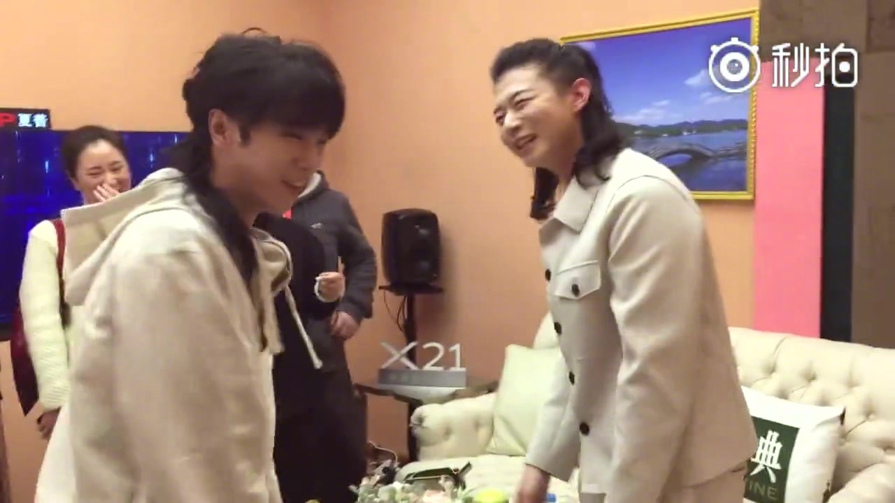 【华晨宇丸子头】《歌手》华晨宇后台偶遇霍尊,花花新发型丸子头居然
