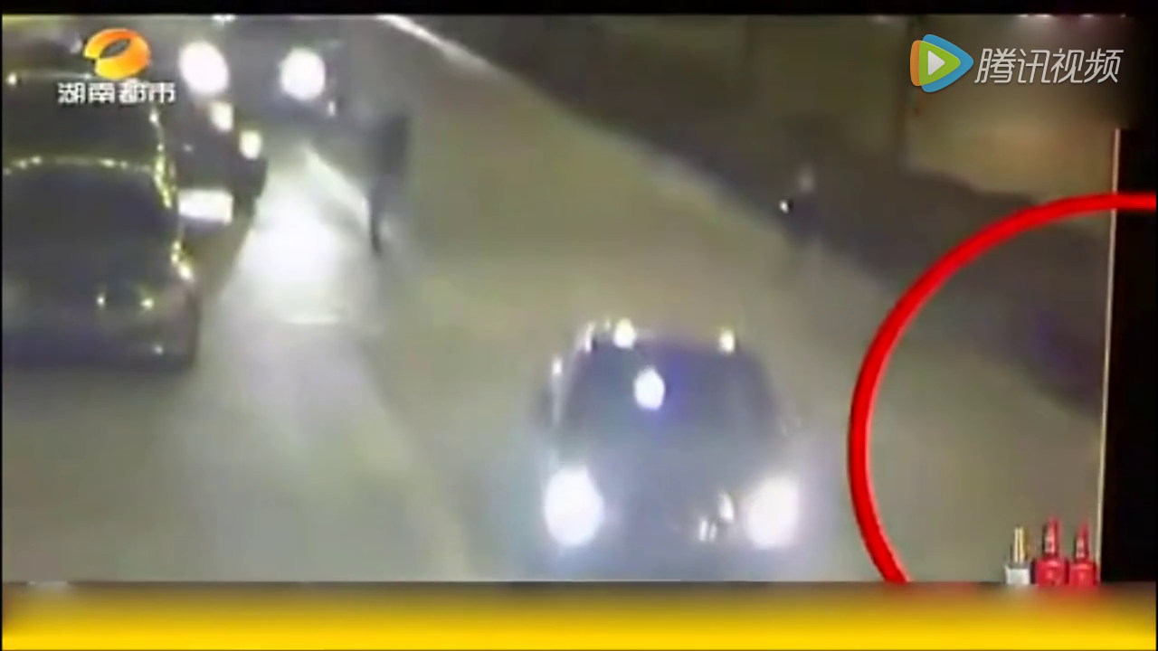 与电动车剐蹭，轿车车主被围殴，后开车将其撞死！