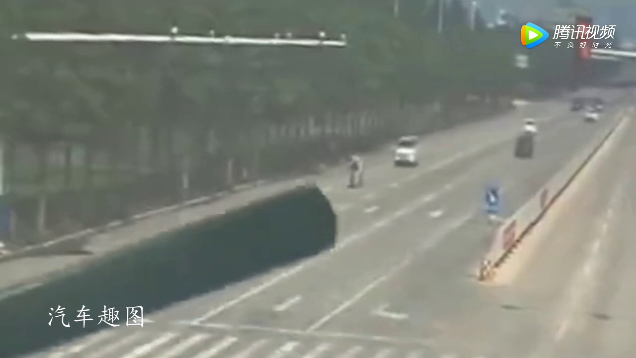 面包车撞上电动车后不去救人，接下来没想到监控下他会这样做！