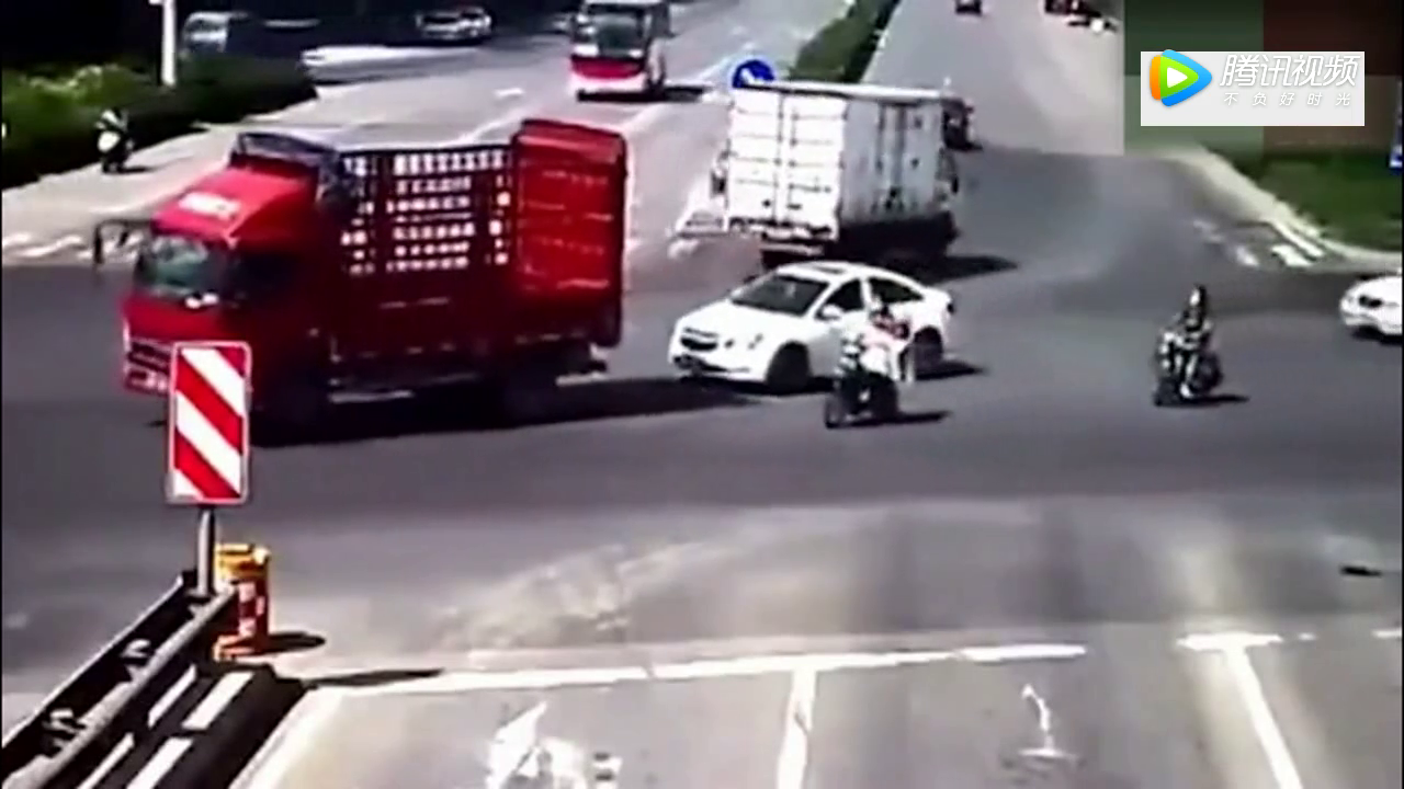 嚣张的电动车逆行，遇上大货车，监控拍下这一幕