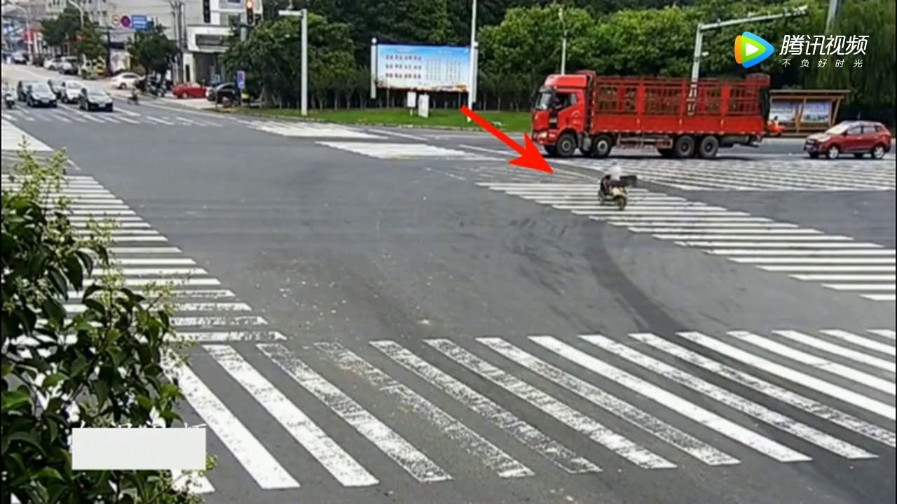 嚣张的电动车，若无其事的闯红灯，监控拍下可怕一幕