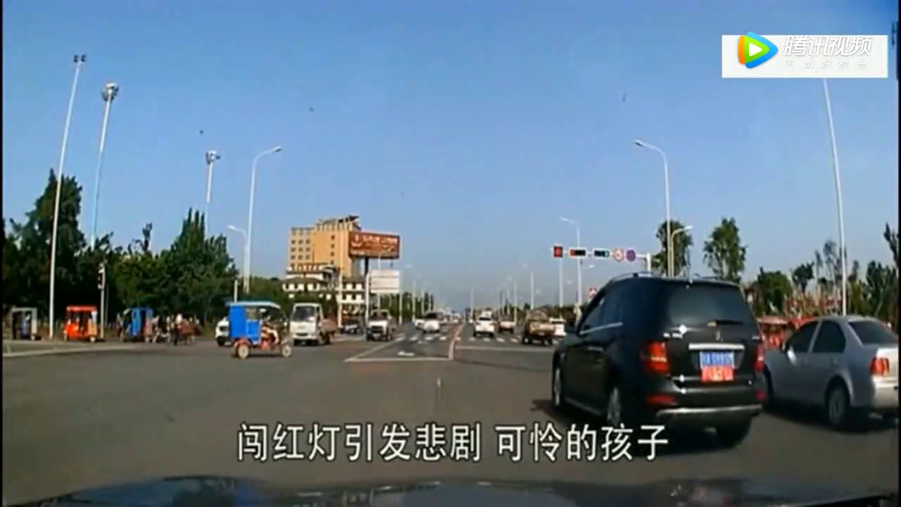嚣张的电动车强行闯红灯，这一幕太揪心了