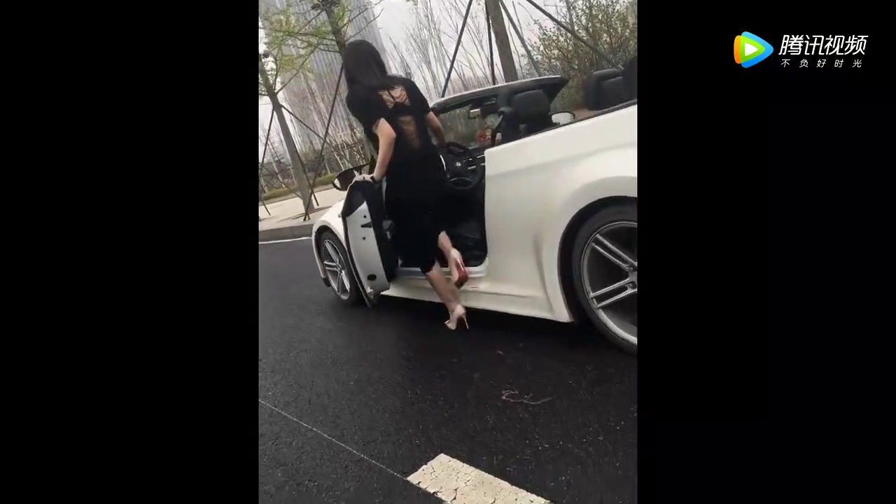 价值几十万的宝马敞篷车，美女上车后才是霸气的开始