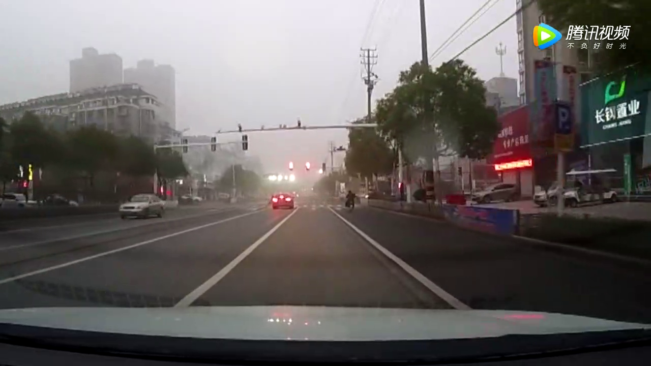 到路口一定要注意电动车，因为他们从来都不看信号灯的