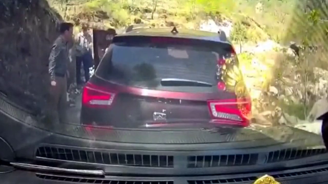 暑假开车自驾游，半坡遇上SUV这对父子俩，记录仪拍下尴尬15秒