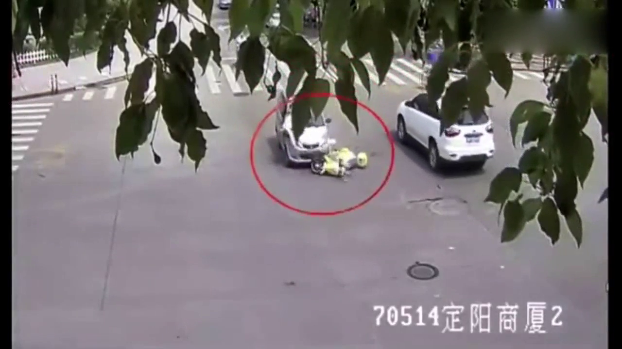 电动车女司机闯红灯，接下来一幕，她再也没有机会闯红灯了！