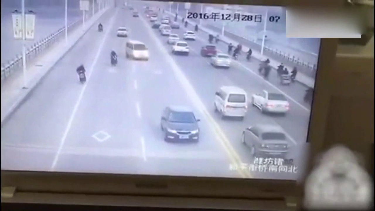 电动车司机也不是好惹的，遇到车祸也有神武功