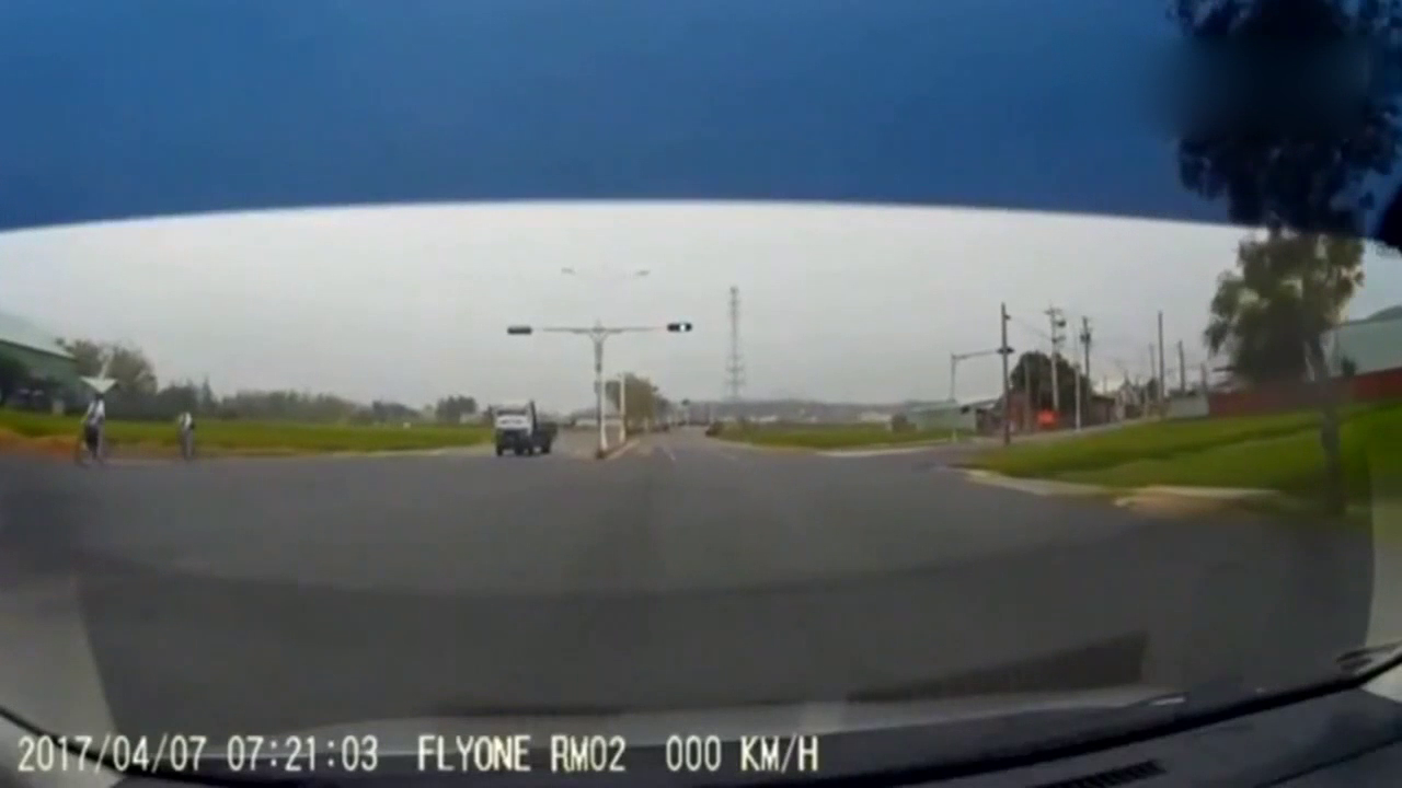 这电动车不看红就开过去，奥迪不给它机会，直接撞飞