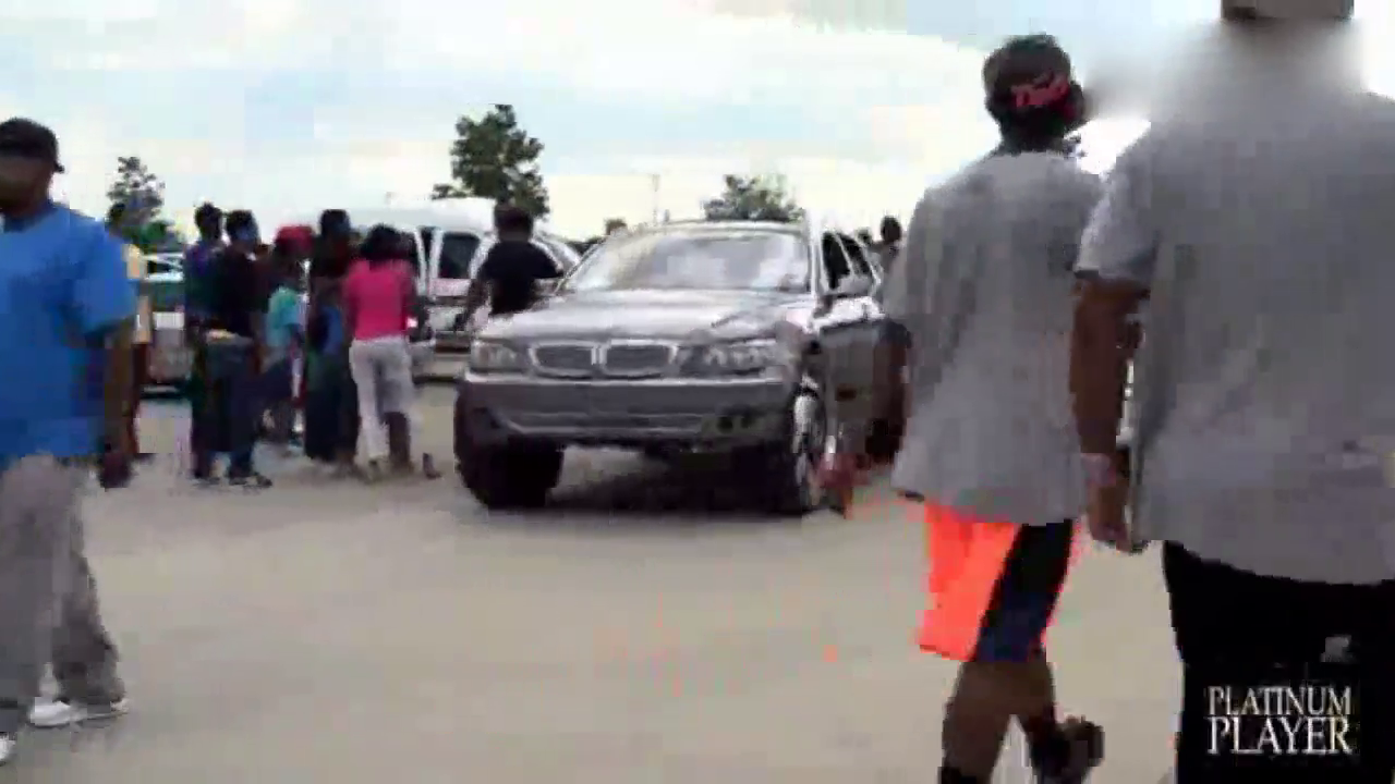 这辆改装后的宝马七系成了SUV，行驶中后轮亮了