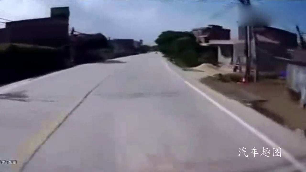 大货车司机按破了喇叭提醒逆行电动车，他却像睡着了一样撞过来！