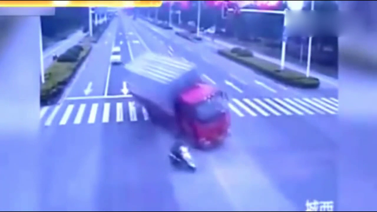监控下发生的这一幕，乱窜电动车差一秒就命丧大货车下
