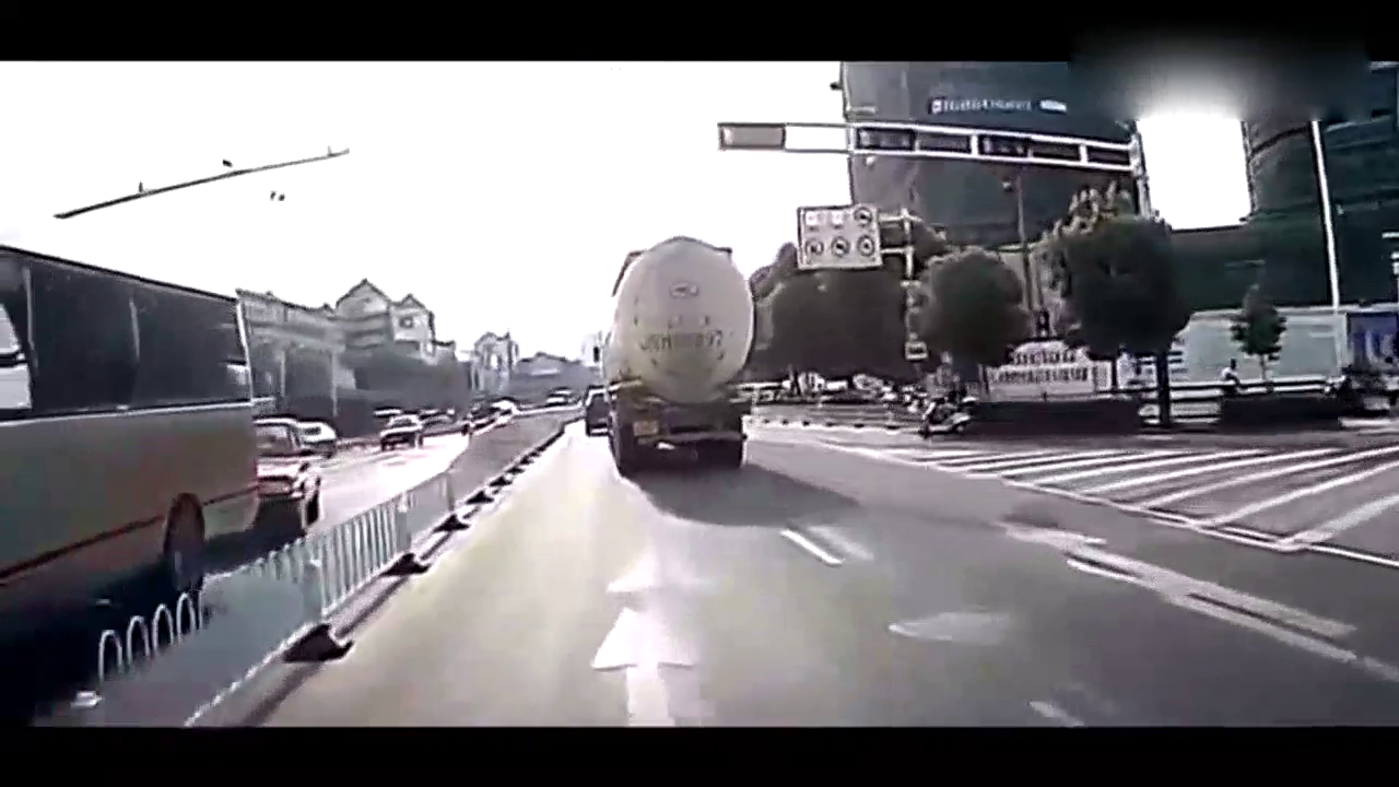 电动车有车道你不走，非要和大货车抢道，最后电动车司机后悔了