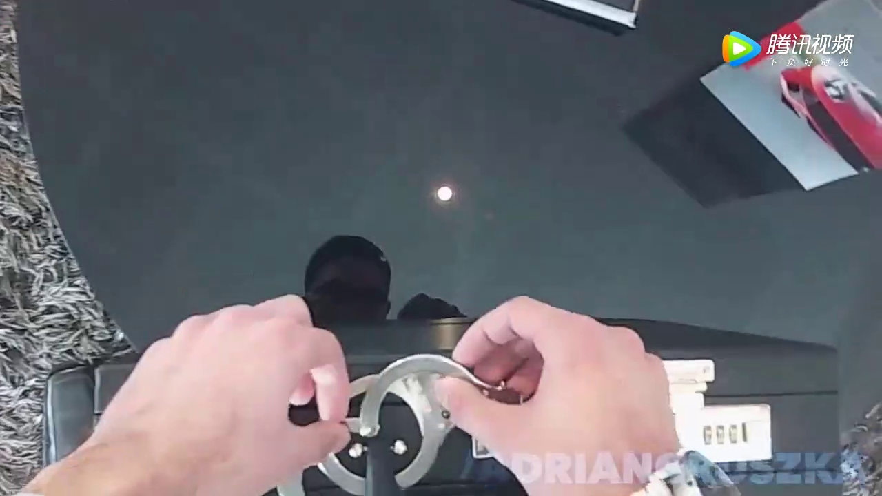 土豪带着现金去买法拉利跑车 4S店女销售彻底蒙圈了