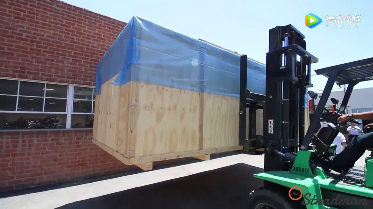 土豪定制的超级跑车刚到货，打开箱子以后，才知道5000万没白花！  ​