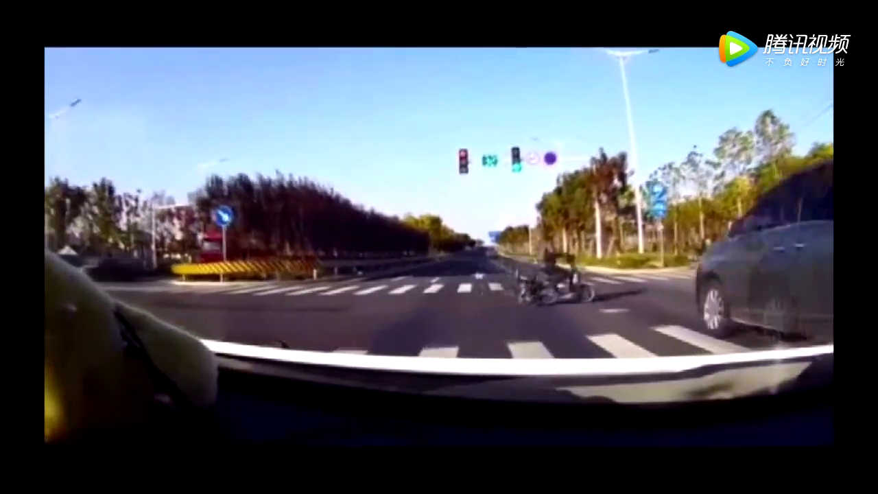 电动车大胆闯红灯，直接当场被商务车撞飞