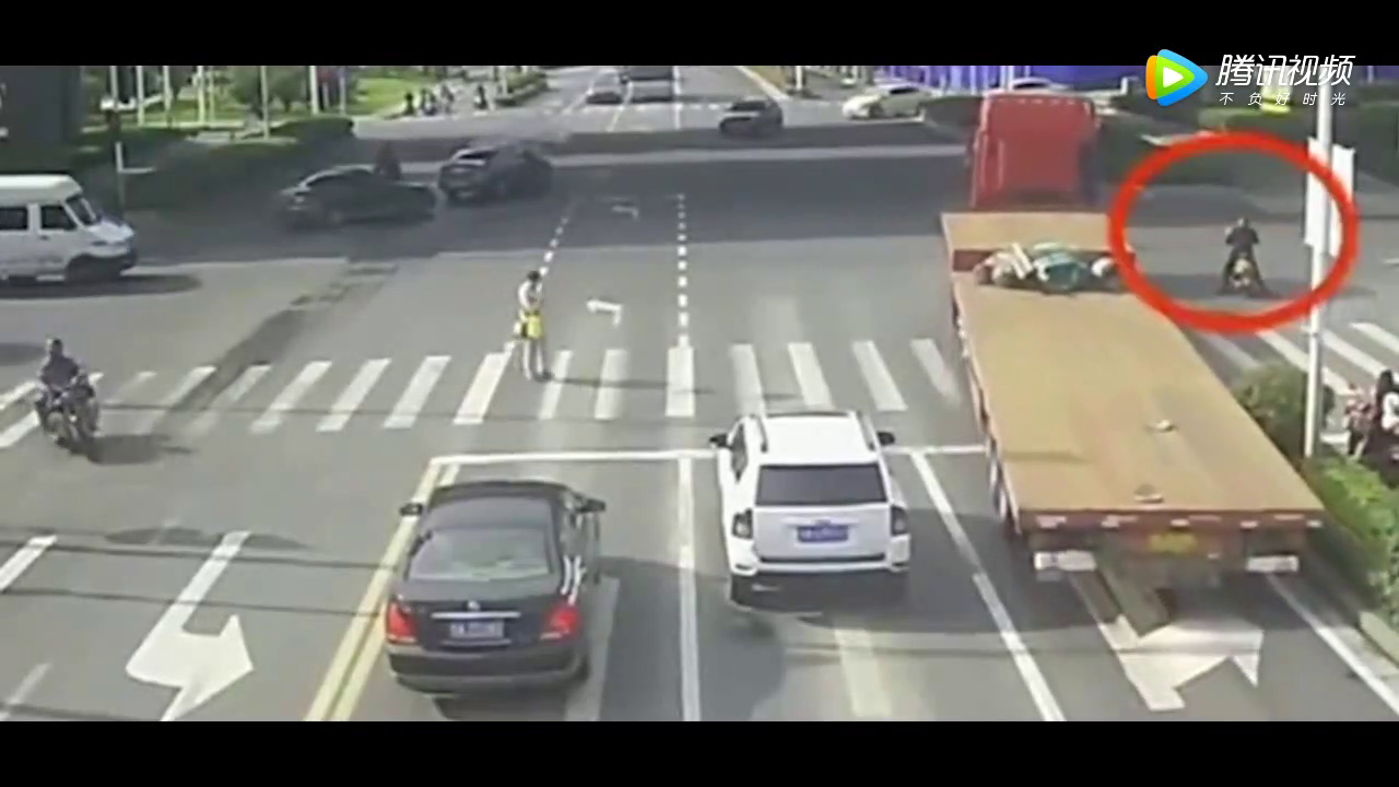 电动车作死闯红灯，短短10秒的挣扎机会，大卡车都没给他！