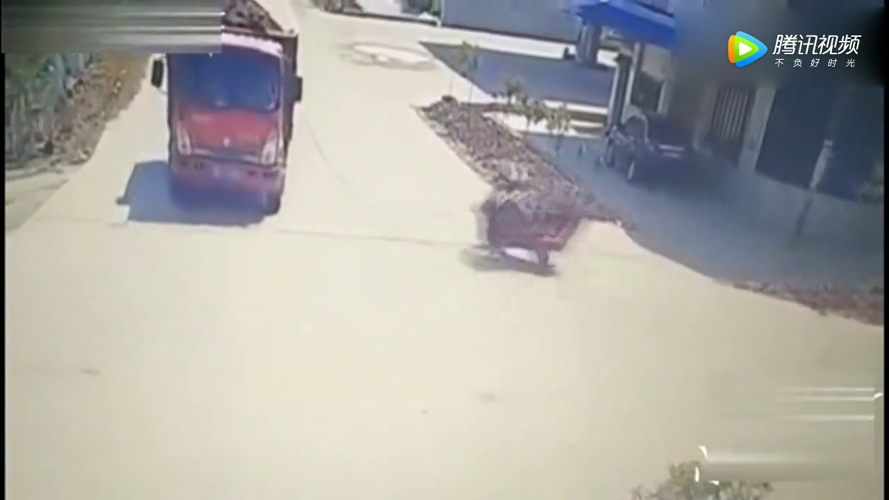 电动车卷入车底，大货车却遭了殃，司机要负责吗？