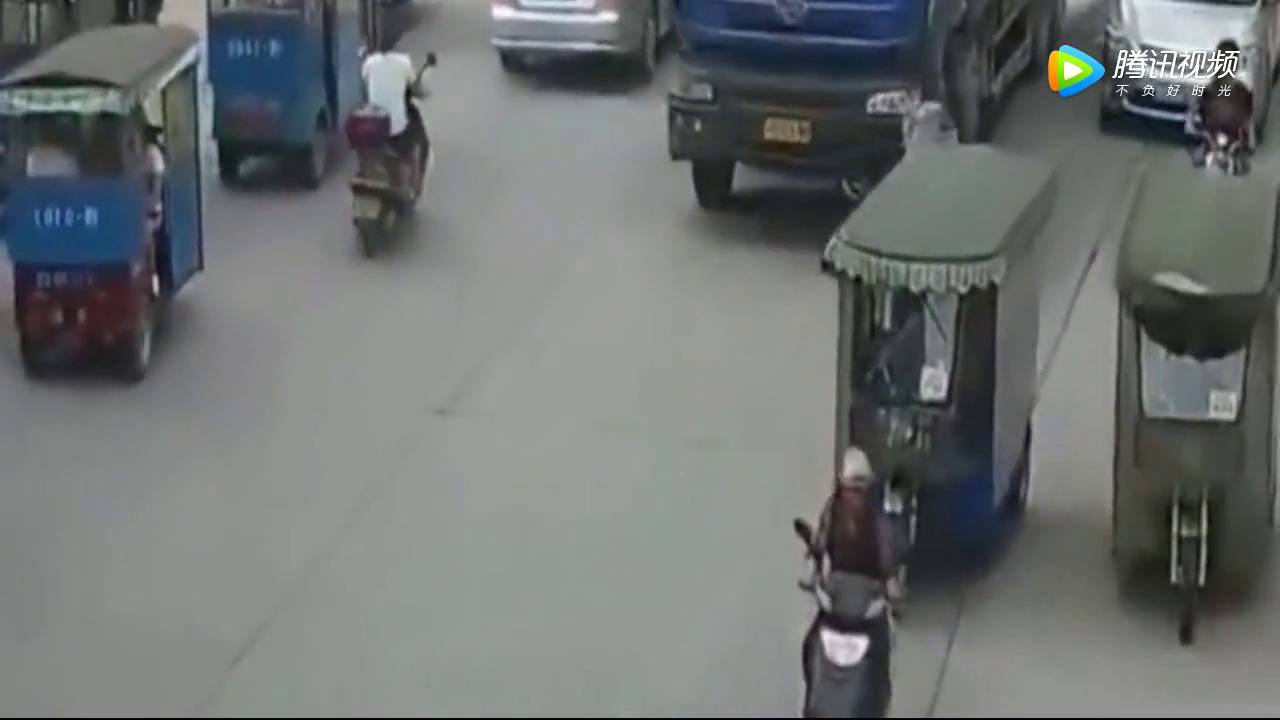 电动车司机开车不看路，下一幕可悲又可叹