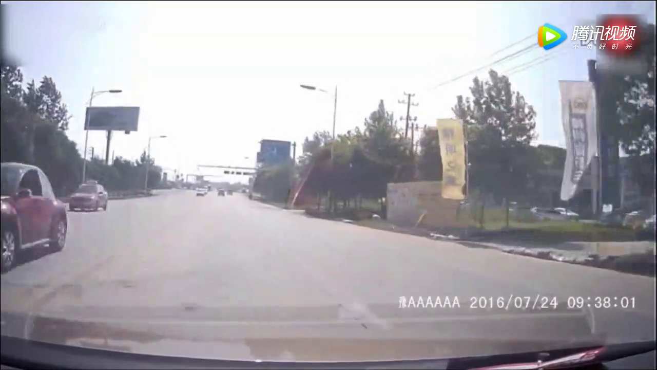 这就是司机都讨厌电动车，奥迪疯狂鸣笛15次，还是没有阻止悲剧