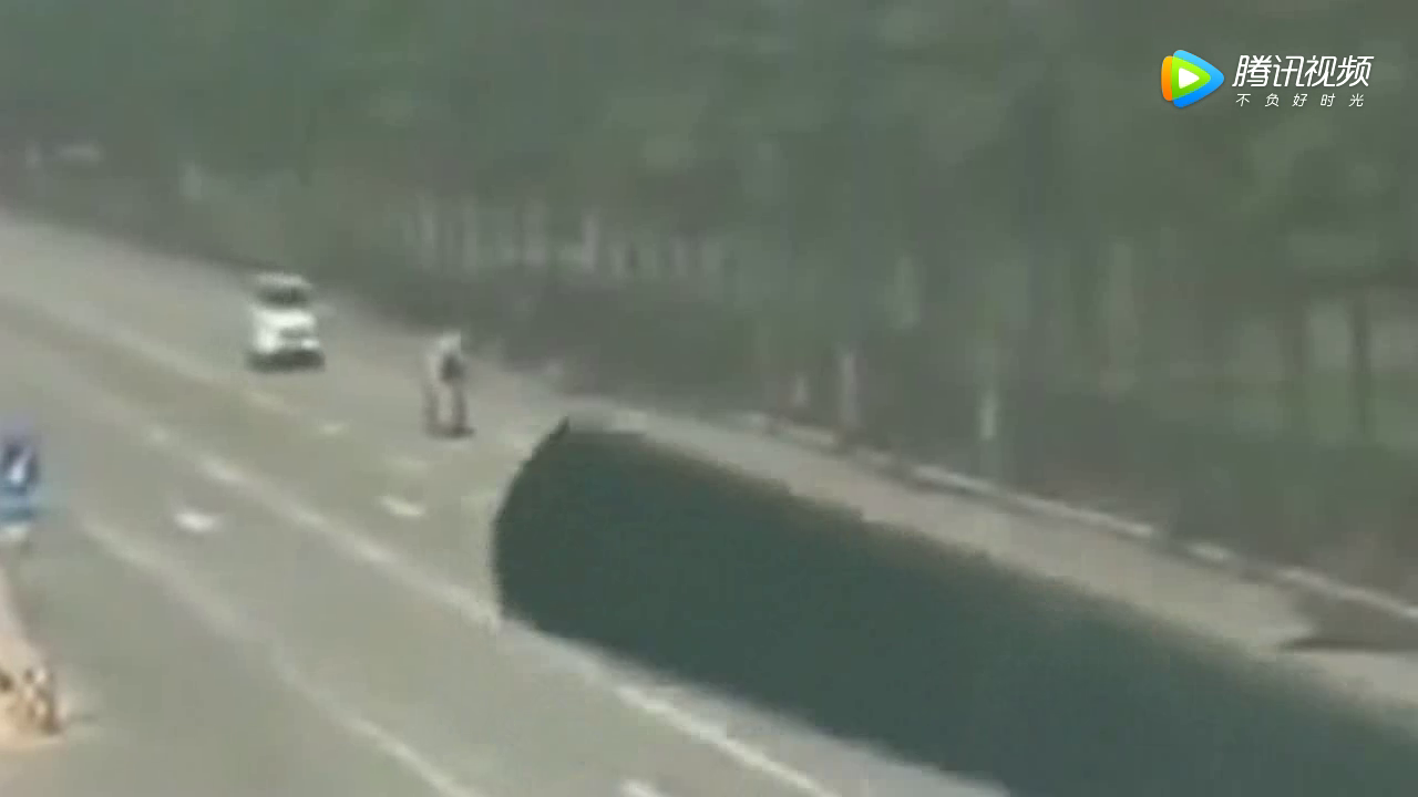 面包车撞上电动车不去救人，接下来的一幕竟选择逃逸！