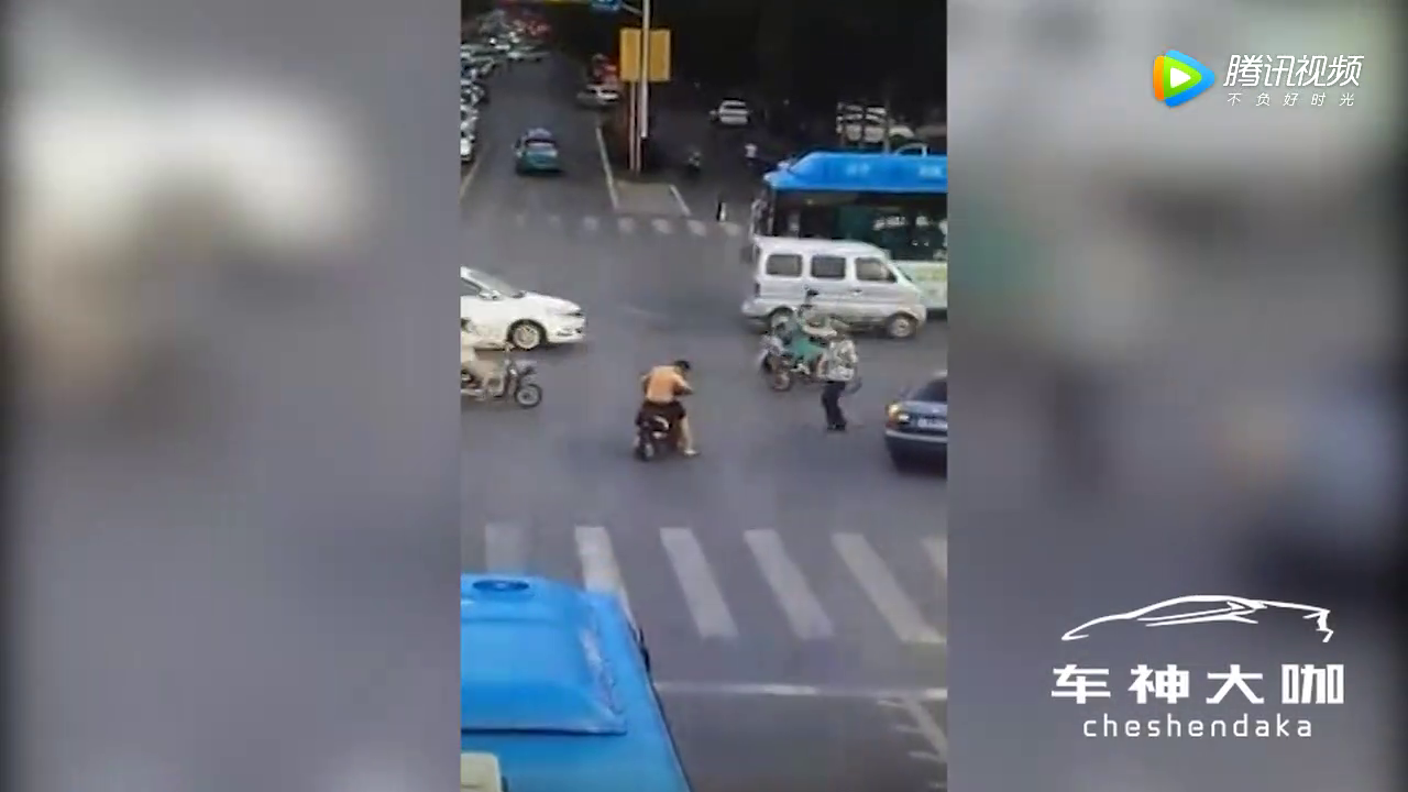 男子骑电动车马路中间低头走神，交警上前提醒却遭碾压