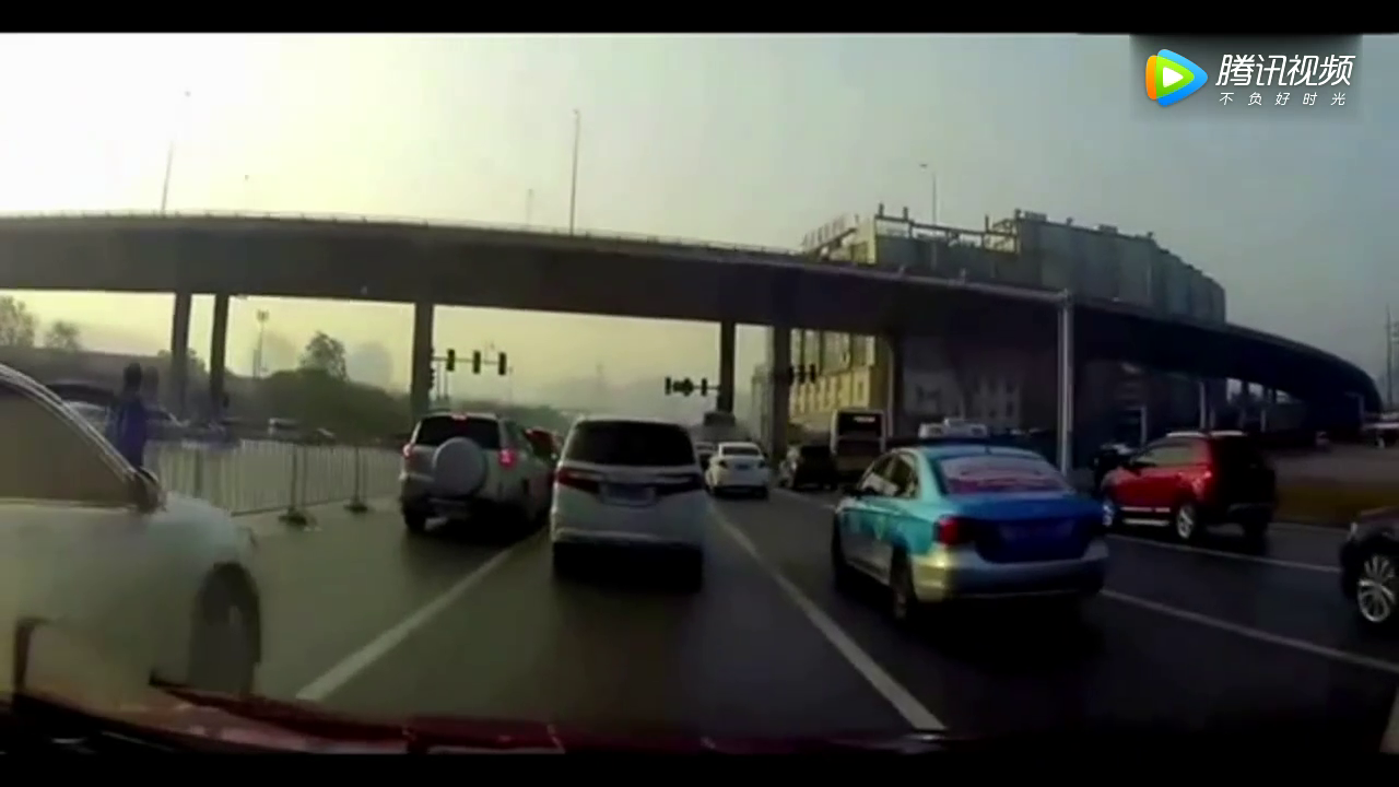 车祸瞬间，看清楚面包车飞速左拐，直接将电动车撞飞！