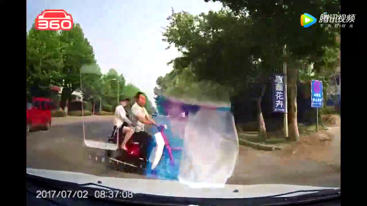 大货车猛踩刹车饶她不死，电动车还装傻充愣，3秒后悔也无法挽回