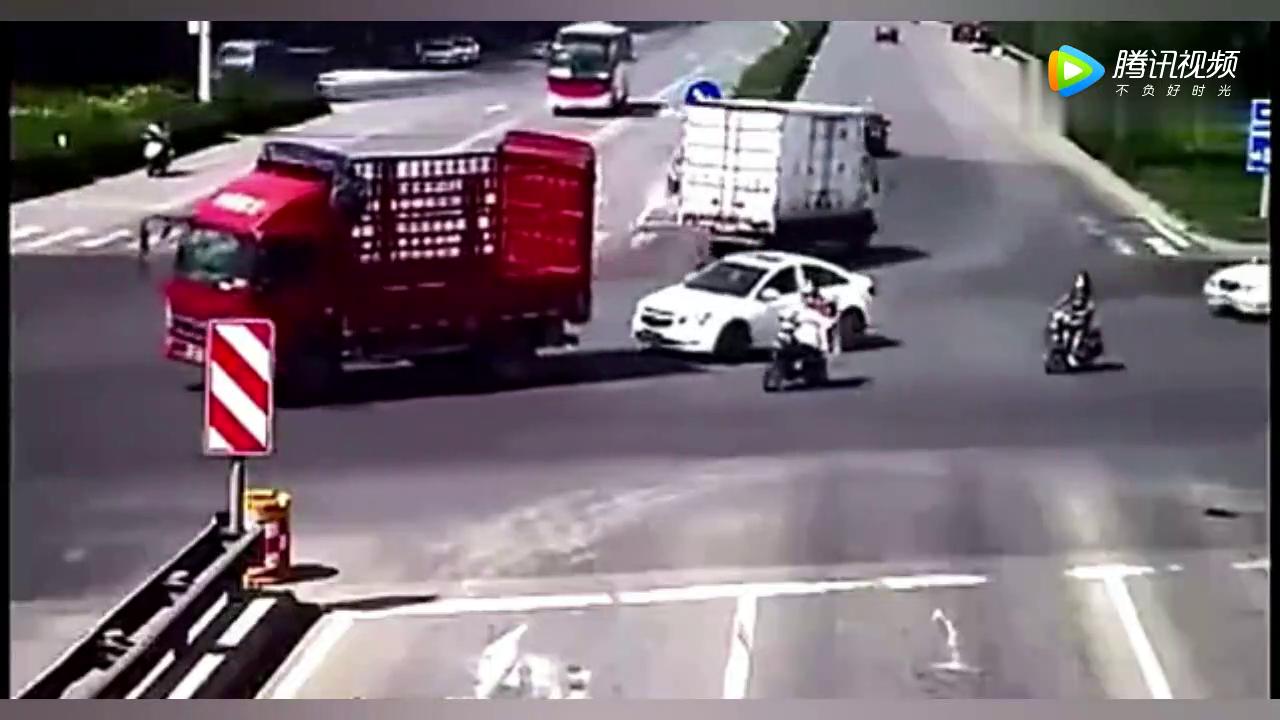 大货车早已排队停车避让，可电动车女子却把路当成了自己家！