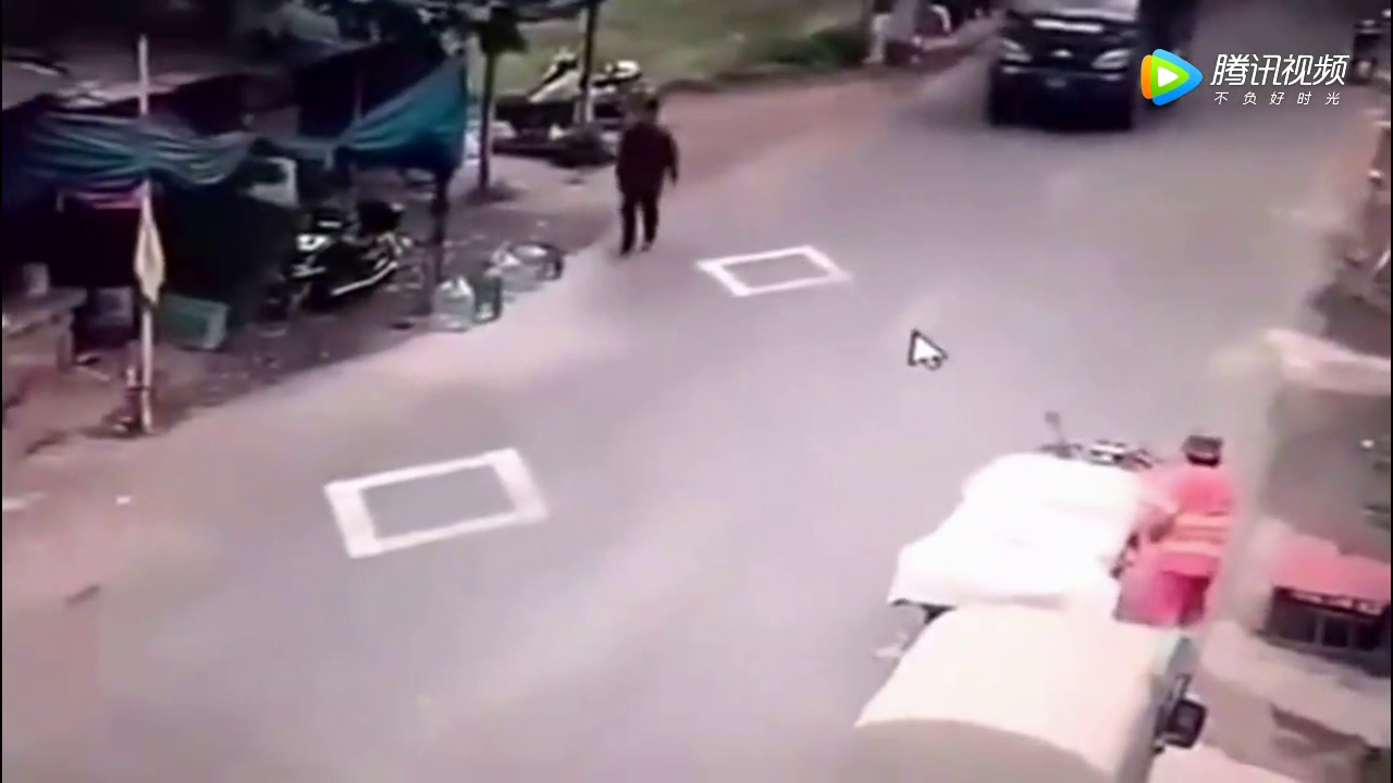 帮分析下谁的错？电动车为躲避行人，滑倒车轮下