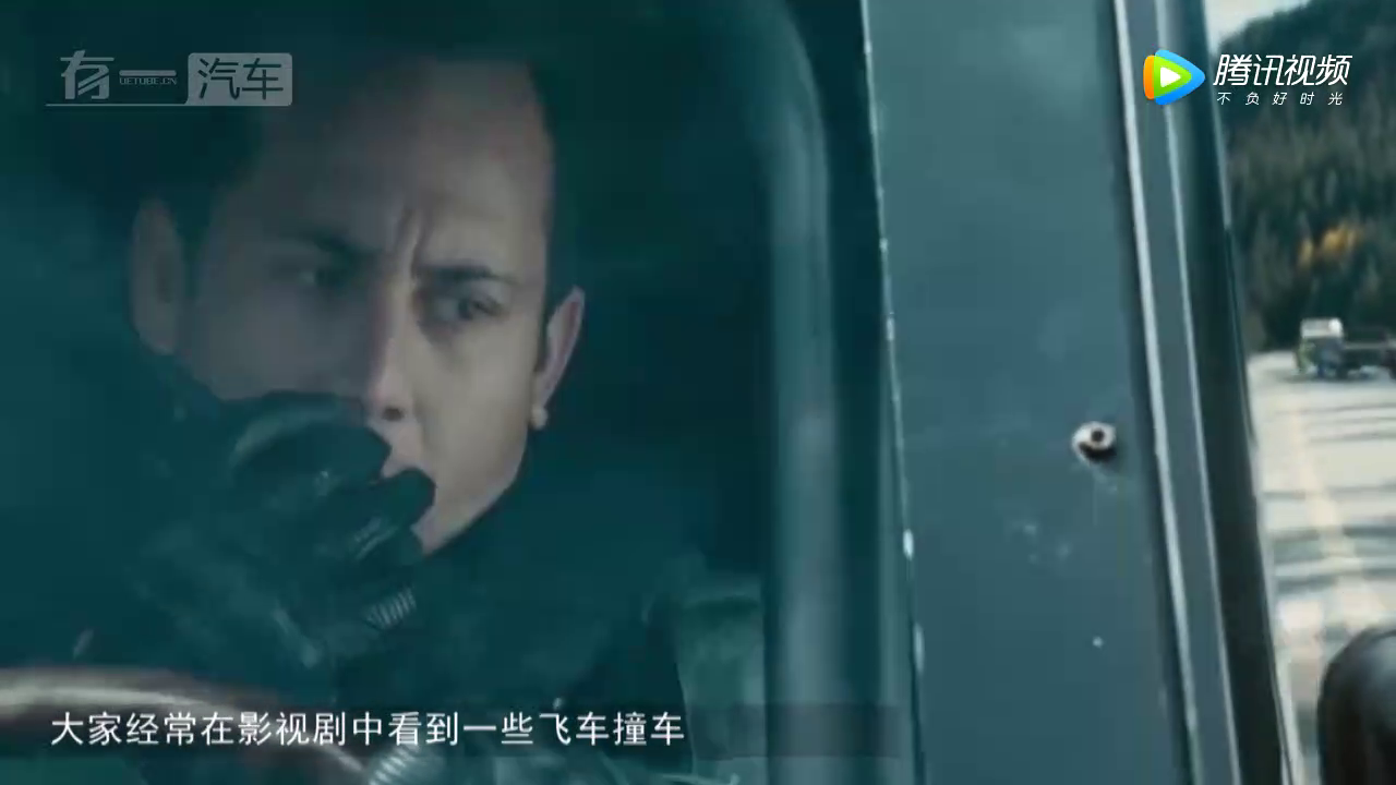 土豪会玩：让F1赛车从跃起的卡车下钻过，1亿的F1被砸啥感觉？